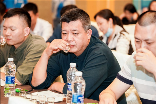 白酒價格參考表_江小白酒的價格_白酒酒價