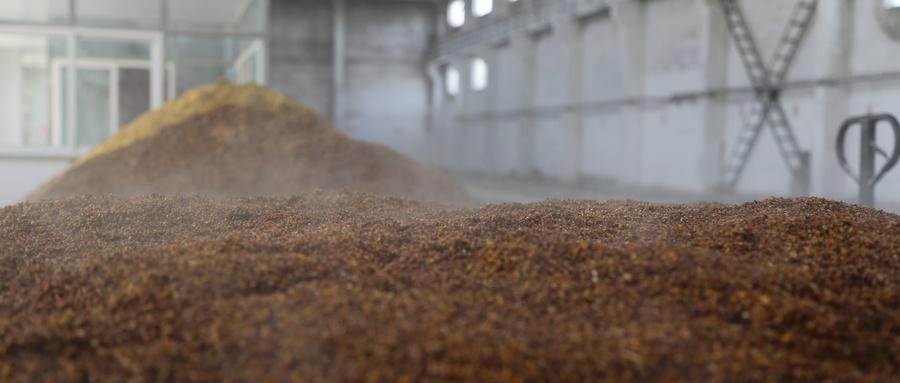 濃香型與醬香型白酒哪個好_白酒醬香型與濃香型哪個貴_白酒醬香型與濃香型哪種順口