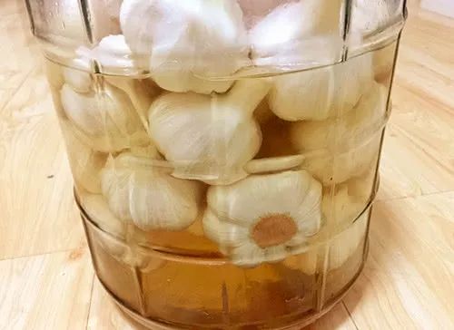 大蒜泡白酒能治什么病怎么復(fù)用_大蒜泡白酒有何功效_白酒泡大蒜有什么功效和作用