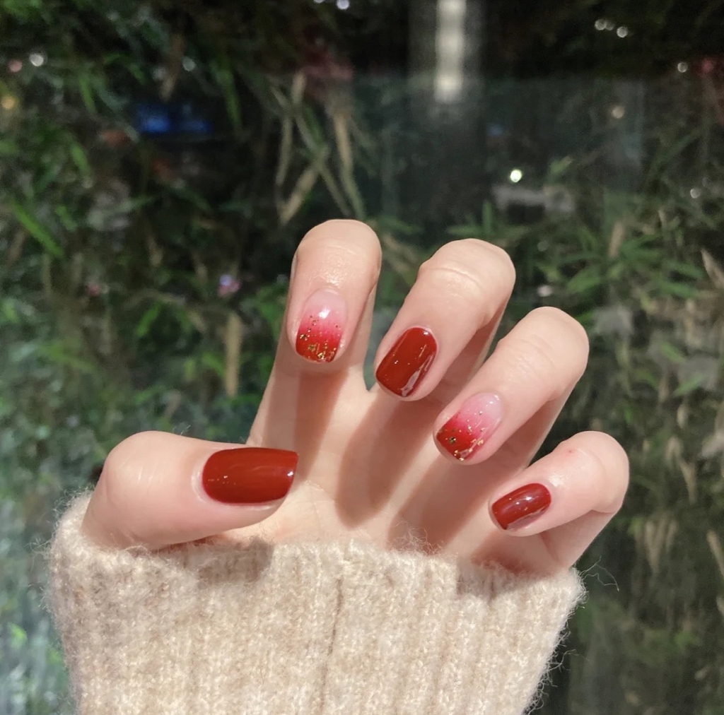 美甲酒紅色_美甲酒紅色怎么調(diào)出來(lái)的_酒紅色美甲款式