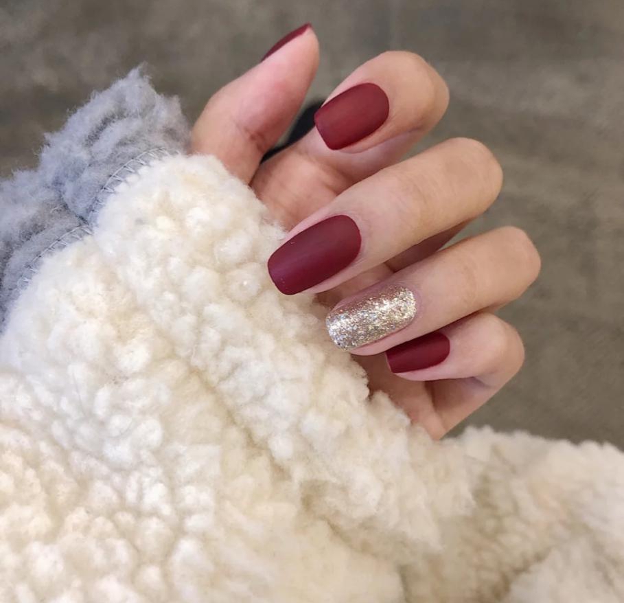 美甲酒紅色怎么調(diào)出來(lái)的_酒紅色美甲款式_美甲酒紅色