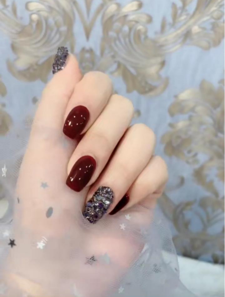 酒紅色美甲款式_美甲酒紅色_美甲酒紅色怎么調(diào)出來(lái)的