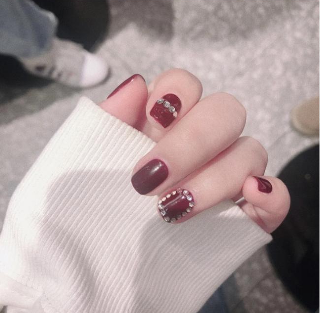 美甲酒紅色_酒紅色美甲款式_美甲酒紅色怎么調(diào)出來(lái)的