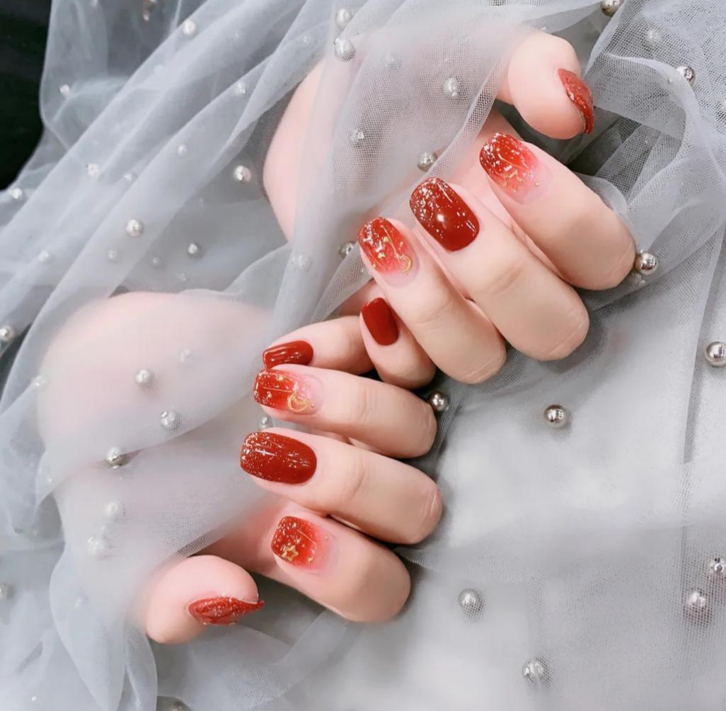 美甲酒紅色怎么調(diào)出來(lái)的_酒紅色美甲款式_美甲酒紅色