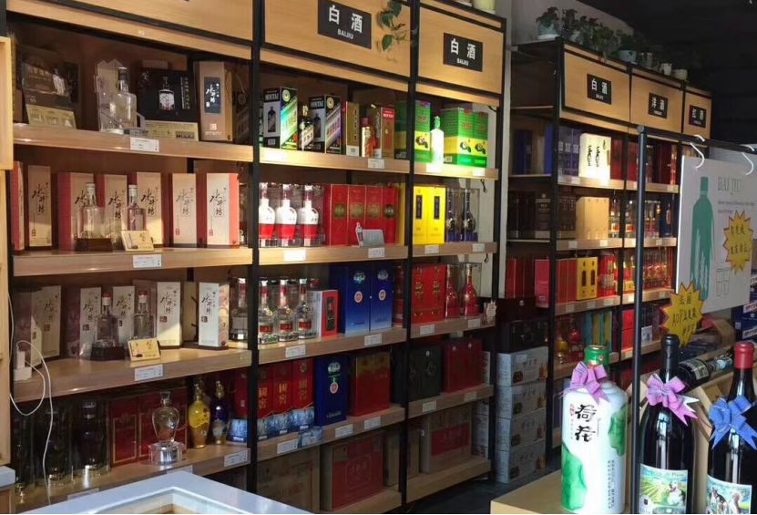 哪款白酒賣的好？煙酒店貨架上這個小細節說明了一切