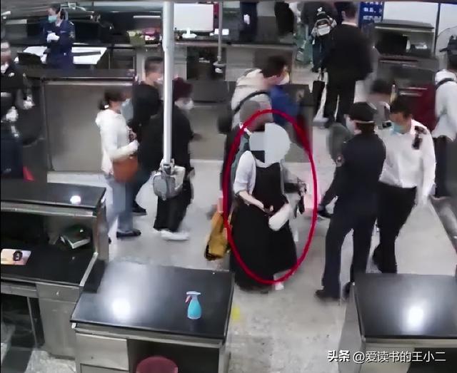 女子雙腿綁14瓶茅臺入境，估計你和我一樣會有兩個疑問